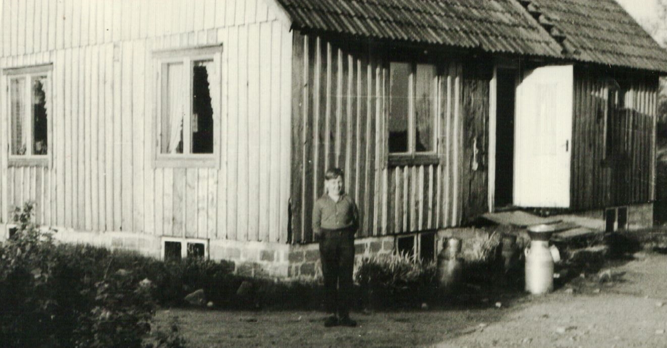 Rolf framför torpet i Norrtorp